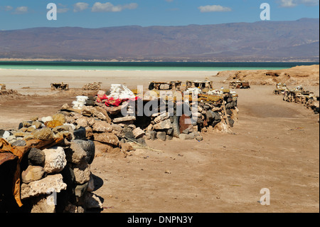 I negozi che vendono artigianato costruito con sale sulle rive del lago Assal, Gibuti Foto Stock