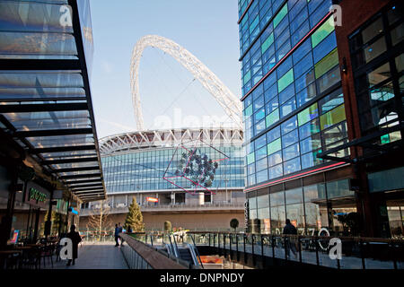 Wembley, Londra, Regno Unito. 02Jan, 2014. Londra il primo designer outlet apre a Wembley, Londra, Regno Unito. Il 350.000 sq ft Londra Designer Outlet schema comprende 70 negozi, 24 dei quali aperti in ottobre 2013 inclusi Marks & Spencer, Nike e Superdry. I RESTANTI NEGOZI sarà aperto entro la primavera del 2014. Credito: Adina Tovy/Alamy Live News Foto Stock