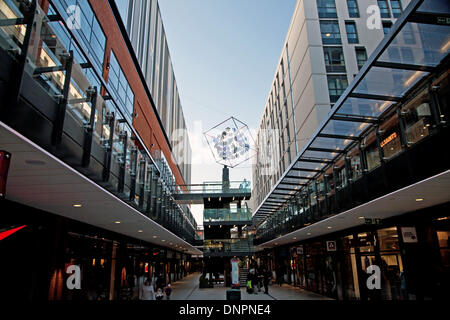 Wembley, Londra, Regno Unito. 02Jan, 2014. Londra il primo designer outlet apre a Wembley, Londra, Regno Unito. Il 350.000 sq ft Londra Designer Outlet schema comprende 70 negozi, 24 dei quali aperti in ottobre 2013 inclusi Marks & Spencer, Nike e Superdry. I RESTANTI NEGOZI sarà aperto entro la primavera del 2014. Credito: Adina Tovy/Alamy Live News Foto Stock