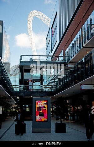 Wembley, Londra, Regno Unito. 02Jan, 2014. Londra il primo designer outlet apre a Wembley, Londra, Regno Unito. Il 350.000 sq ft Londra Designer Outlet schema comprende 70 negozi, 24 dei quali aperti in ottobre 2013 inclusi Marks & Spencer, Nike e Superdry. I RESTANTI NEGOZI sarà aperto entro la primavera del 2014. Credito: Adina Tovy/Alamy Live News Foto Stock