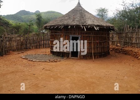 Tipico del Gibuti arrotondata di capanne in un villaggio nel nord del Gibuti, Corno d Africa Foto Stock