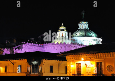 Le cupole della chiesa della Compagnia di Gesù di notte, la città di Quito, capitale dell'Ecuador Foto Stock