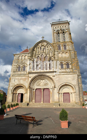 Vezelay Abbazia fu una benedettina e monastero cluniacense di Vezelay nel dipartimento Yonne nel nord della Borgogna, in Francia. Foto Stock