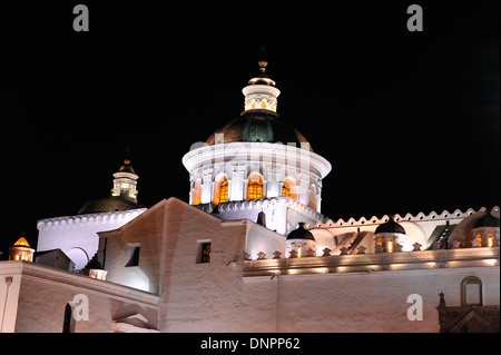 Le cupole della chiesa della Compagnia di Gesù di notte, la città di Quito, capitale dell'Ecuador Foto Stock