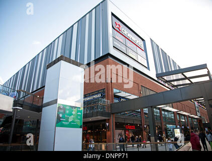 Wembley, Londra, Regno Unito. 02Jan, 2014. Londra il primo designer outlet apre a Wembley, Londra, Regno Unito. Il 350.000 sq ft Londra Designer Outlet schema comprende 70 negozi, 24 dei quali aperti in ottobre 2013 inclusi Marks & Spencer, Nike e Superdry. I RESTANTI NEGOZI sarà aperto entro la primavera del 2014. Credito: Adina Tovy/Alamy Live News Foto Stock