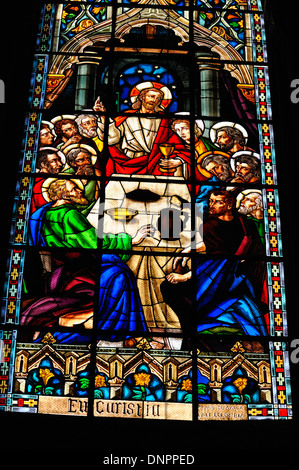 Il vetro macchiato all interno della chiesa Basilica del Voto Nazionale, la città di Quito, capitale dell'Ecuador Foto Stock