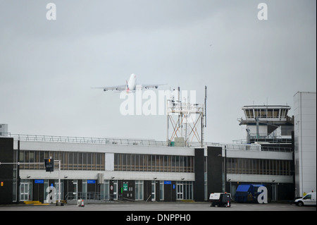 Un Boeing-747 decolla dopo aver effettuato un atterraggio di emergenza presso l'Aeroporto Internazionale di Cardiff nel gennaio 2013. Foto Stock