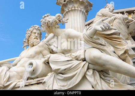 Pallas Athene statua dettaglio nella parte anteriore del parlamento austriaco di Vienna. Vienna, Austria. Foto Stock