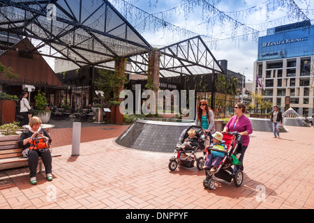 Britomart Mall, Auckland, due giovani madri con passeggini. Foto Stock