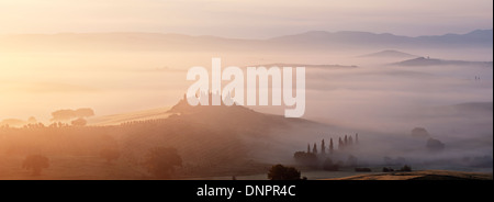Paesaggio di mattina con la nebbia, Podere Belvedere agriturismo vicino a San Quirico d'Orcia, Val d'Orcia, Val d'Orcia, Toscana, Italia Foto Stock