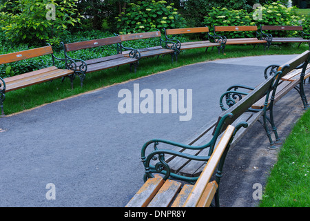 Panchine nel parco. Vienna, Austria. Foto Stock