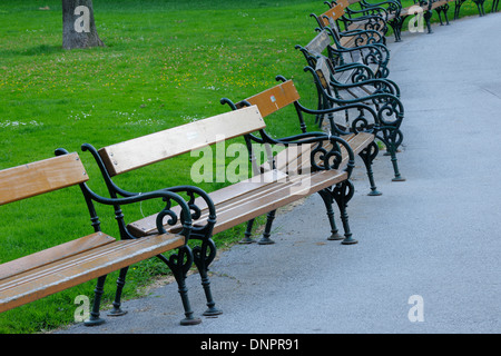 Panchine nel parco. Vienna, Austria. Foto Stock