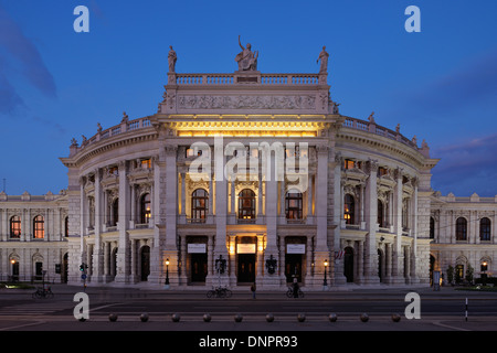 Hofburgtheater di Vienna illuminata di notte. Vienna, Austria. Foto Stock