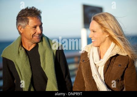 Coppia Matura camminando lungo il molo, Giove, Palm Beach County, Florida, Stati Uniti d'America Foto Stock