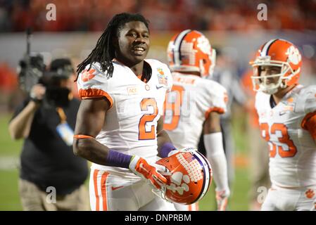 Giardini di Miami, Florida, Stati Uniti d'America. 3 gennaio, 2014. Sammy Watkins #2 di Clemson si riscalda prima di NCAA Football gioco tra la Clemson Tigers e la Ohio State Buckeyes al 2014 Orange Bowl di Miami, in Florida. Credito: csm/Alamy Live News Foto Stock