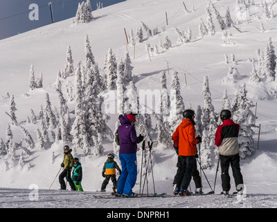 Gli sciatori in cima alla Bullet Express seggiovia, Big White Ski Resort, British Columbia, Canada. Foto Stock