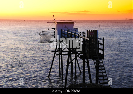 Cabine di pesca lungo estuario Gironde vicino a Saint palais sur Mer in Charente-Maritime, Francia Foto Stock