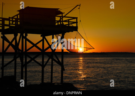 Cabine di pesca lungo estuario Gironde vicino a Saint palais sur Mer in Charente-Maritime, Francia Foto Stock