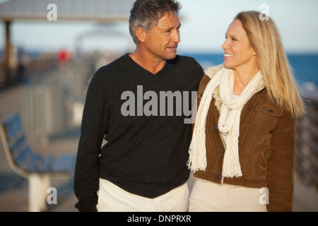 Coppia Matura passeggiare sul molo, STATI UNITI D'AMERICA Foto Stock