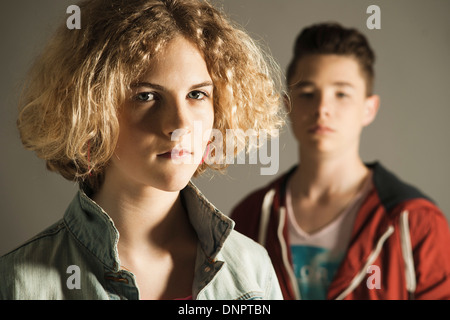 Close-up di ragazza adolescente e ragazzo, Studio Shot Foto Stock