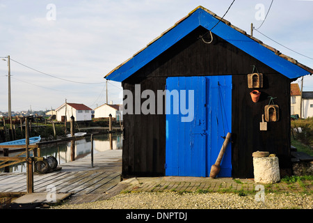 In legno tipico edificio di lavoro in un allevamento di ostriche villaggio nella zona di Marennes-Oléron in Charente-Maritime, Francia Foto Stock