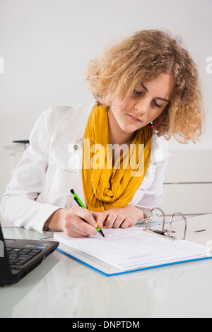 Ragazza adolescente iscritto nel legante, Studio Shot Foto Stock