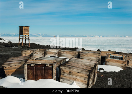 Casse di carburante e stazione meteo al di fuori di Scott Terra Nova Hut, Cape Evans, Mare di Ross, Antartide. Foto Stock