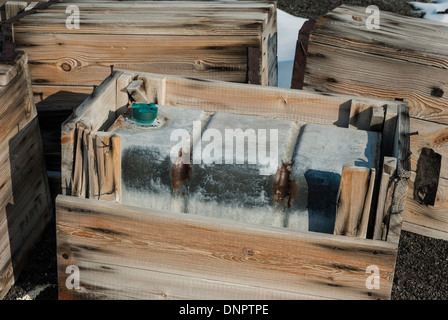 I serbatoi del carburante e casse al di fuori di Scott Terra Nova Hut, Cape Evans, Mare di Ross, Antartide. Foto Stock