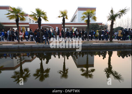 Hefei, cinese della provincia di Anhui. 4 gennaio, 2014. Gli studenti la coda per entrare in un luogo di esame a Hefei, Cina orientale della provincia di Anhui, gen. 4, 2014. Il 3-giorno nazionale esame post-laurea di 2014 ha iniziato il sabato. Credito: Zhang Duan/Xinhua/Alamy Live News Foto Stock