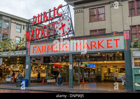 Ingresso per il mercato degli agricoltori che mostra mercato segni al neon Pike Place Market di Seattle, Washington, Stati Uniti d'America Foto Stock