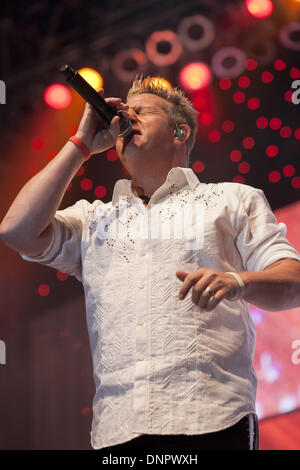 Oshkosh, Wisconsin, Stati Uniti d'America. Il 24 giugno 2011. GARY LEVOX di Rascal Flatts esegue a 2011 Paese USA in Oshkosh, Wisconsin © Daniel DeSlover/ZUMAPRESS.com/Alamy Live News Foto Stock