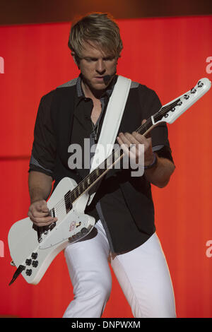 Oshkosh, Wisconsin, Stati Uniti d'America. Il 24 giugno 2011. JOE DON ROONEY di Rascal Flatts esegue a 2011 Paese USA in Oshkosh, Wisconsin © Daniel DeSlover/ZUMAPRESS.com/Alamy Live News Foto Stock