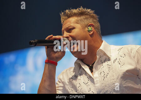 Oshkosh, Wisconsin, Stati Uniti d'America. Il 24 giugno 2011. GARY LEVOX di Rascal Flatts esegue a 2011 Paese USA in Oshkosh, Wisconsin © Daniel DeSlover/ZUMAPRESS.com/Alamy Live News Foto Stock