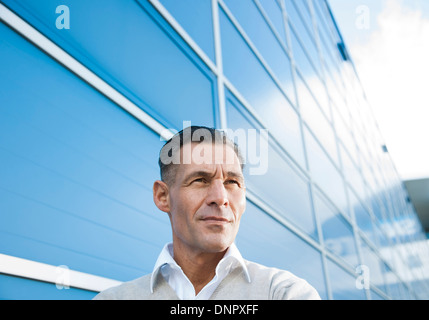 Ritratto di imprenditore all'aperto, Mannheim, Baden-Württemberg, Germania Foto Stock