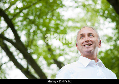 Close-up ritratto di uomo maturo nel parco, Mannheim, Germania Foto Stock