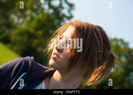 Ritratto di ragazza adolescente all'aperto, Germania Foto Stock