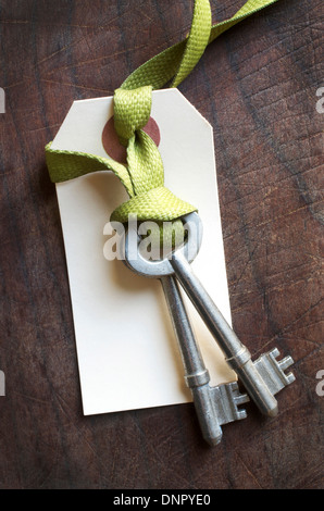 Coppia di chiavi di scheletro con tag su un laccio Foto Stock