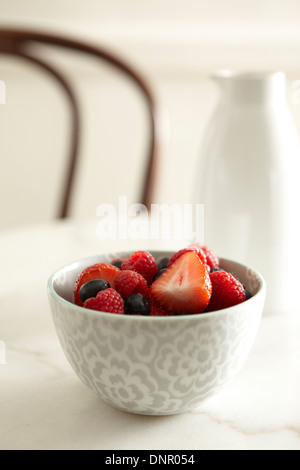 Frutti di bosco in una terrina Studio Shot Foto Stock