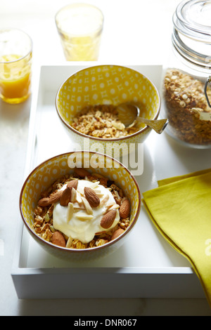 Bocce di granola con mandorle e yogurt, Studio Shot Foto Stock