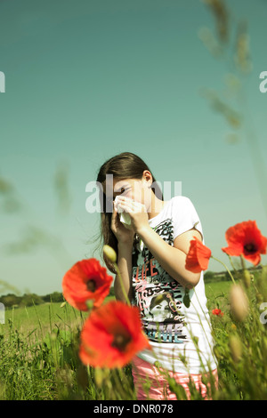 Ragazza avente reazione allergica a piante, Mannheim, Baden-Württemberg, Germania Foto Stock