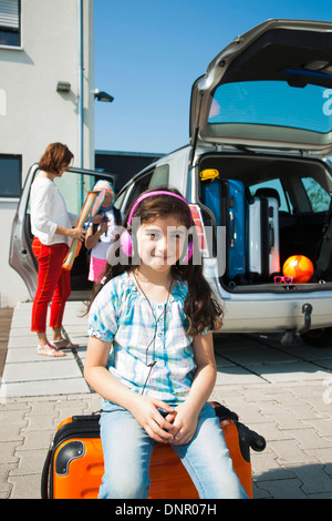 Caricamento della famiglia Van con i bagagli per le vacanze, Mannheim, Baden-Württemberg, Germania Foto Stock