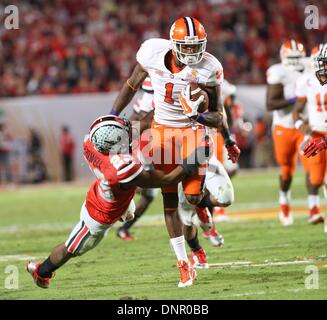 Miami, FL, Stati Uniti d'America. 3 gennaio, 2014. 3 gennaio 2014: Martavis Bryant #1 tenta di rompere un affrontare da Kevin Niehoff #25 durante l'Orange Bowl gioco tra la Ohio State Buckeyes e la Clemson Tigers in Miami, FL. Kyle Okita/CSM/Alamy Live News Foto Stock