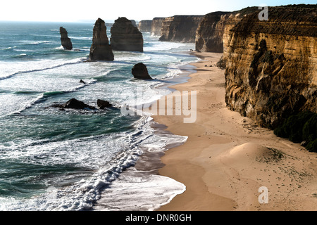 Rock pile noti come i Dodici Apostoli, Port Campbell; Great Ocean Road, Australia Foto Stock