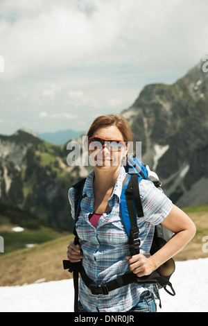 Ritratto di donna matura escursioni in montagna, Valle di Tannheim, Austria Foto Stock