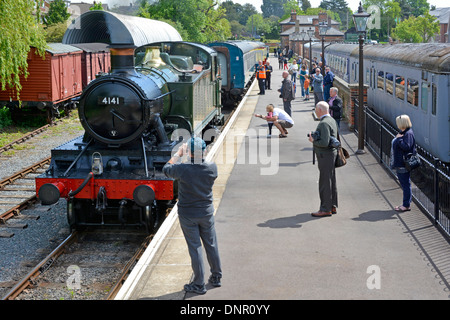 Appassionati sulla piattaforma a Ongar guardando la locomotiva a vapore 4141 sul Epping Ongar ferroviaria patrimonio Essex England Regno Unito Foto Stock