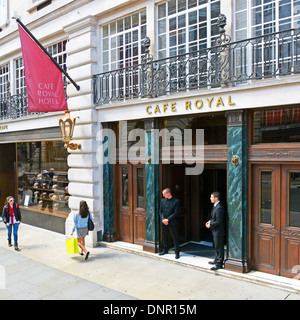 Londra Pavement Street scene doormen storico Cafe Royal in Regent Street cinque stelle di lusso in un edificio storico un ristorante Inghilterra Regno Unito Foto Stock