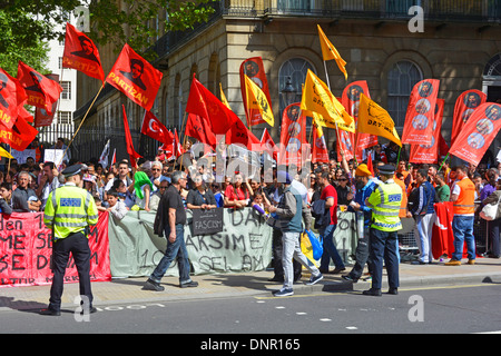 Turco gruppi di protesta dimostrando in Whitehall di fronte a Downing Street Foto Stock