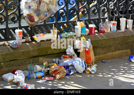 Fast food e imballaggi per le bevande oggetto di pratiche di dumping su un marciapiede nelle maggiori aree turistiche accanto alla metropolitana di Westminster Foto Stock