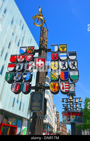 Canton albero mostra di ventisei Cantoni di Svizzera e campane dal vecchio edificio del Centro Svizzero oltre il cielo blu Leicester Square Londra Inghilterra GB Regno Unito Foto Stock