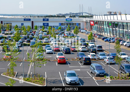 Vista aerea delle unità commerciali al dettaglio nel Junction Retail Park parcheggio gratuito per i clienti Dartford River Crossing Bridge Distant Essex Inghilterra Regno Unito Foto Stock